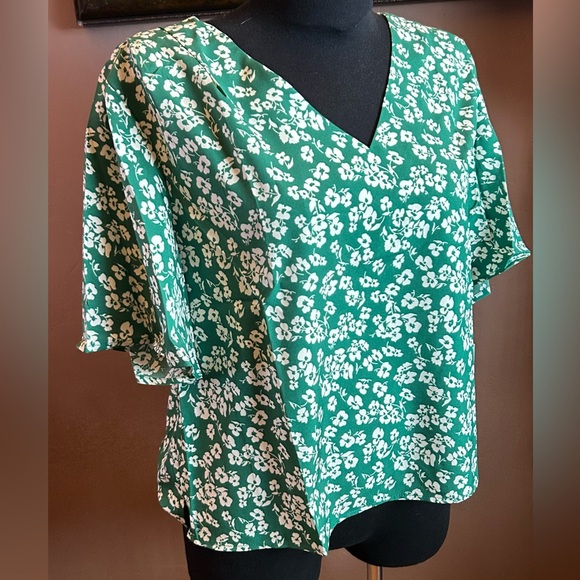 Green Plus Floral Short Sleeve Top NWT - Picture 3 of 11